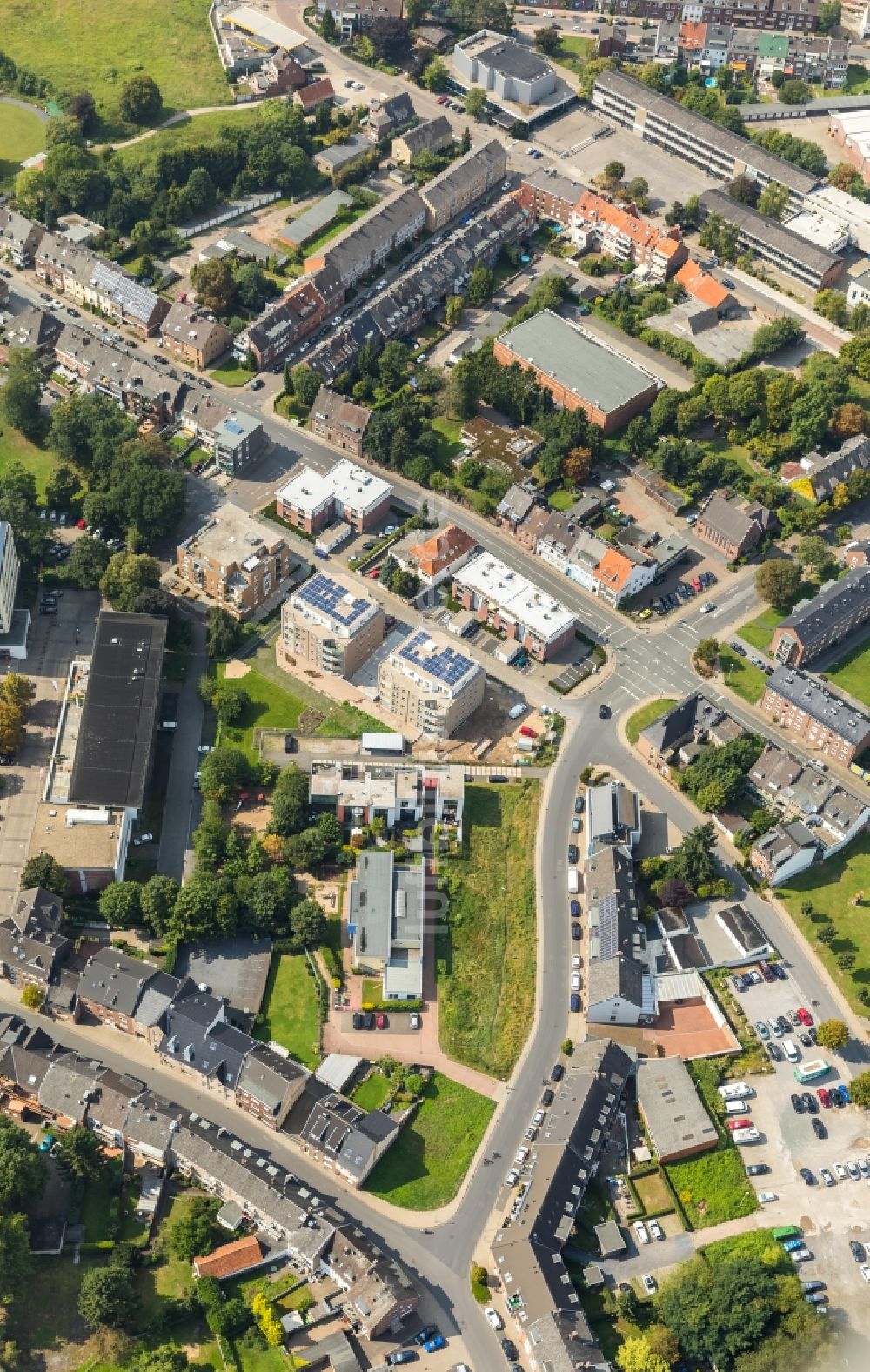 Emmerich am Rhein aus der Vogelperspektive: Wohngebiet der Mehrfamilienhaussiedlung entlang der Straße Großer Wall - Pesthof in Emmerich am Rhein im Bundesland Nordrhein-Westfalen, Deutschland