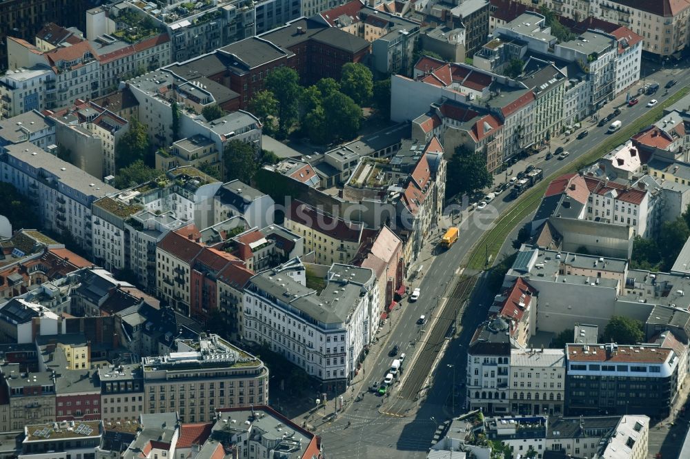 Luftbild Berlin - Wohngebiet der Mehrfamilienhaussiedlung entlang der Torstraße und Brunnenstraße im Ortsteil Mitte in Berlin, Deutschland