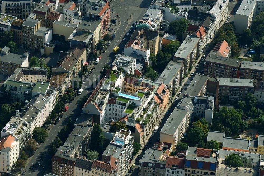 Luftaufnahme Berlin - Wohngebiet der Mehrfamilienhaussiedlung entlang der Torstraße und Linienstraße in Berlin, Deutschland