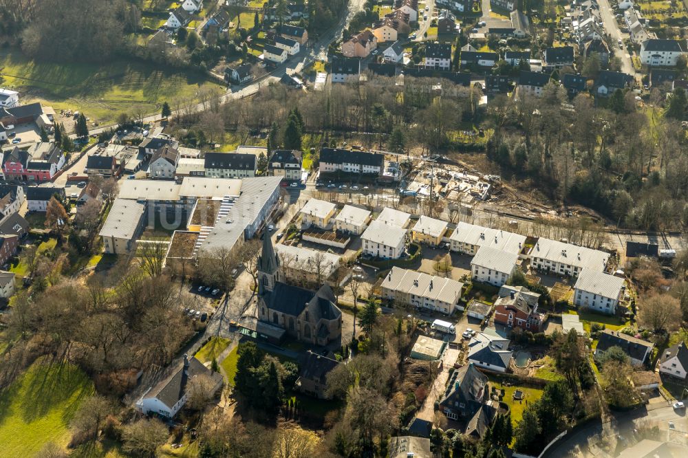 Witten von oben - Wohngebiet der Mehrfamilienhaussiedlung und die Evangelische Kirche Bommern an der Rigeikenstraße in Witten im Bundesland Nordrhein-Westfalen, Deutschland