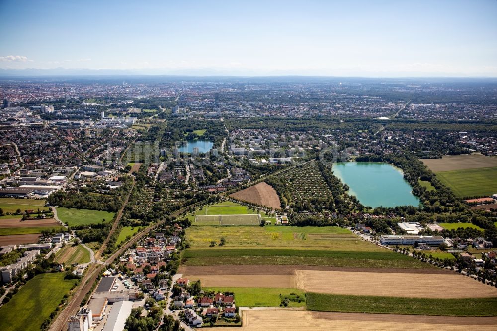 München von oben - Wohngebiet der Mehrfamilienhaussiedlung am Fasaneriesee im Ortsteil Feldmoching-Hasenbergl in München im Bundesland Bayern, Deutschland