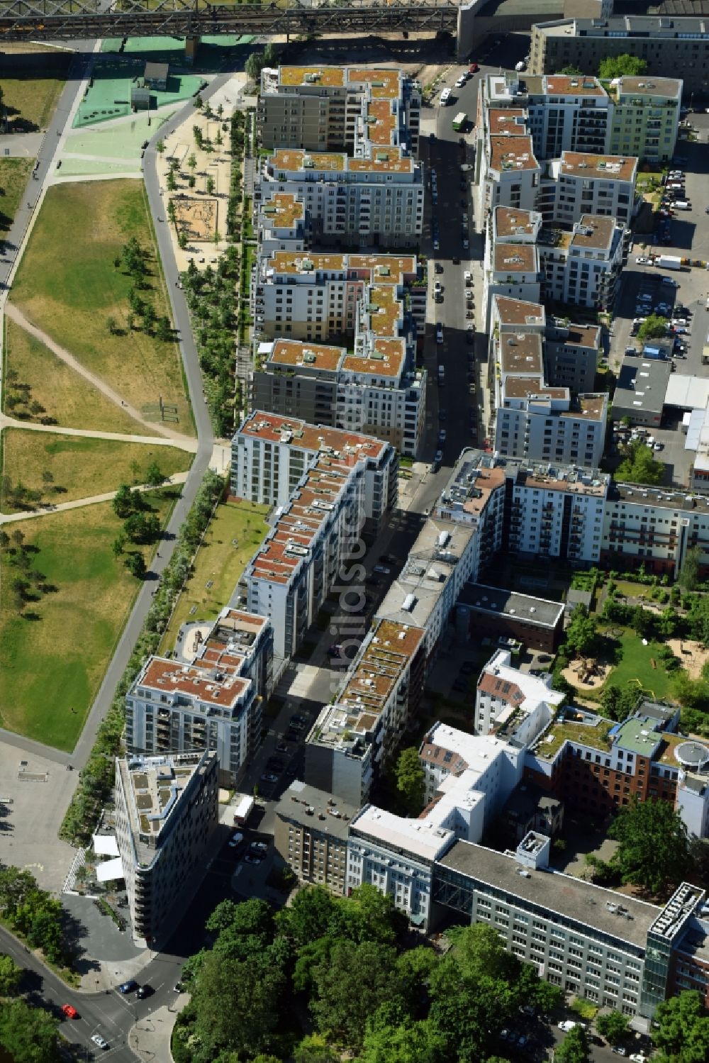 Berlin von oben - Wohngebiet der Mehrfamilienhaussiedlung Flottwell Living entlang der Flottwellstraße im Ortsteil Mitte in Berlin, Deutschland