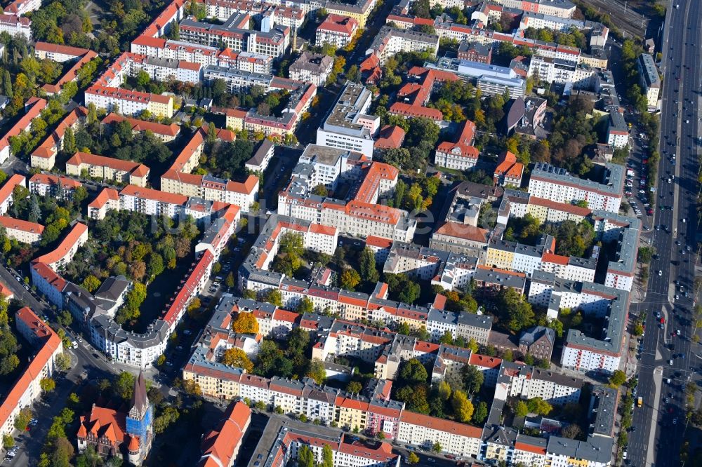 Berlin aus der Vogelperspektive: Wohngebiet der Mehrfamilienhaussiedlung Frankfurter Allee - Alfredstraße - Hubertusstraße - Fanninger Straße im Ortsteil Lichtenberg in Berlin, Deutschland