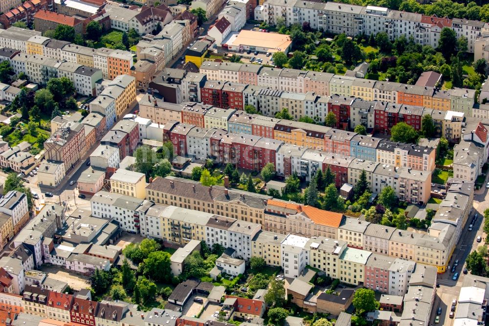 Schwerin aus der Vogelperspektive: Wohngebiet einer Mehrfamilienhaussiedlung Friedensstraße in Schwerin im Bundesland Mecklenburg-Vorpommern