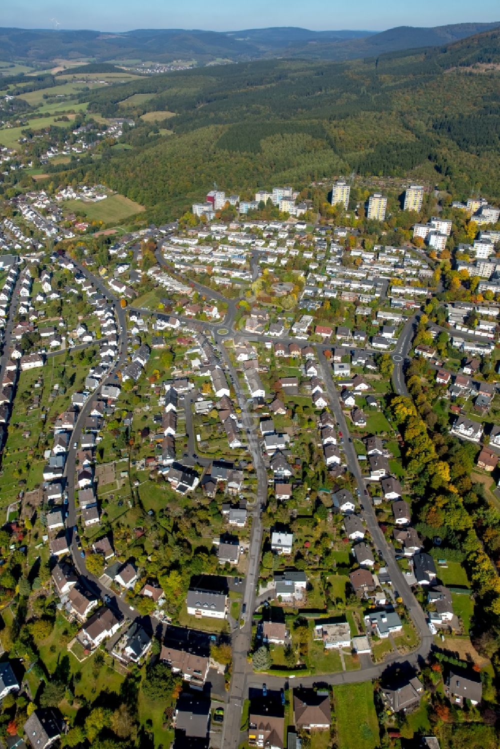 Kreuztal aus der Vogelperspektive: Wohngebiet der Mehrfamilienhaussiedlung Fritz-Erler-Siedlung in Kreuztal im Bundesland Nordrhein-Westfalen