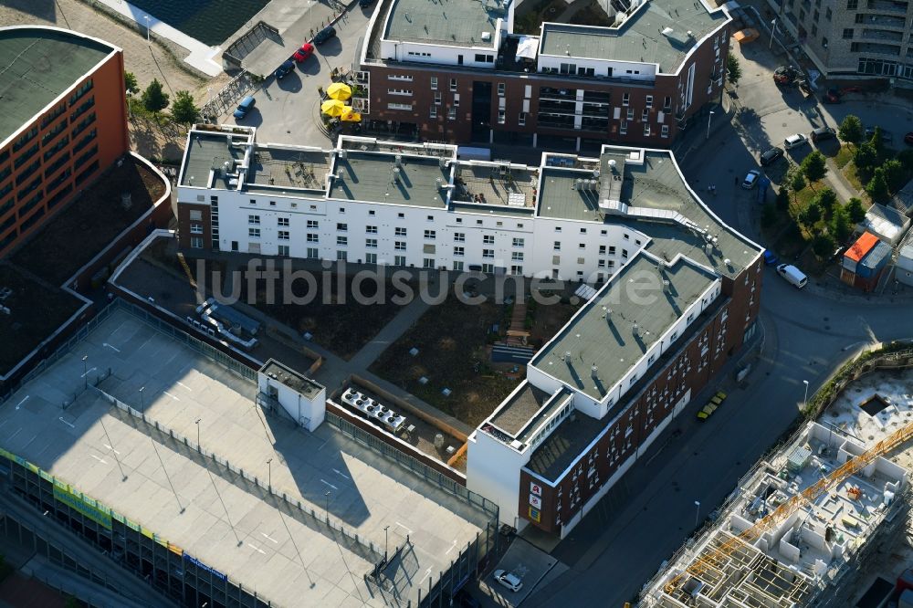 Luftaufnahme Rostock - Wohngebiet der Mehrfamilienhaussiedlung am Gaffelschonerweg - Loggerweg in Rostock im Bundesland Mecklenburg-Vorpommern, Deutschland