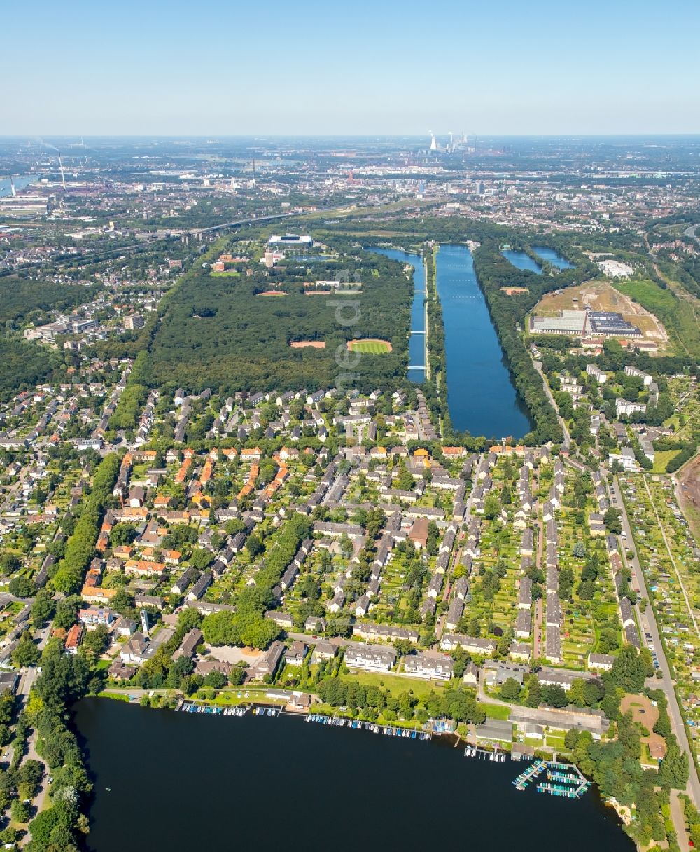 Duisburg von oben - Wohngebiet der Mehrfamilienhaussiedlung Gartenstadt Wedau in Duisburg im Bundesland Nordrhein-Westfalen