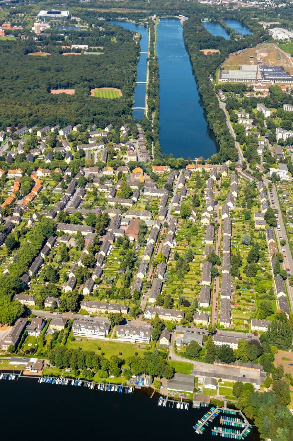 Duisburg aus der Vogelperspektive: Wohngebiet der Mehrfamilienhaussiedlung Gartenstadt Wedau in Duisburg im Bundesland Nordrhein-Westfalen