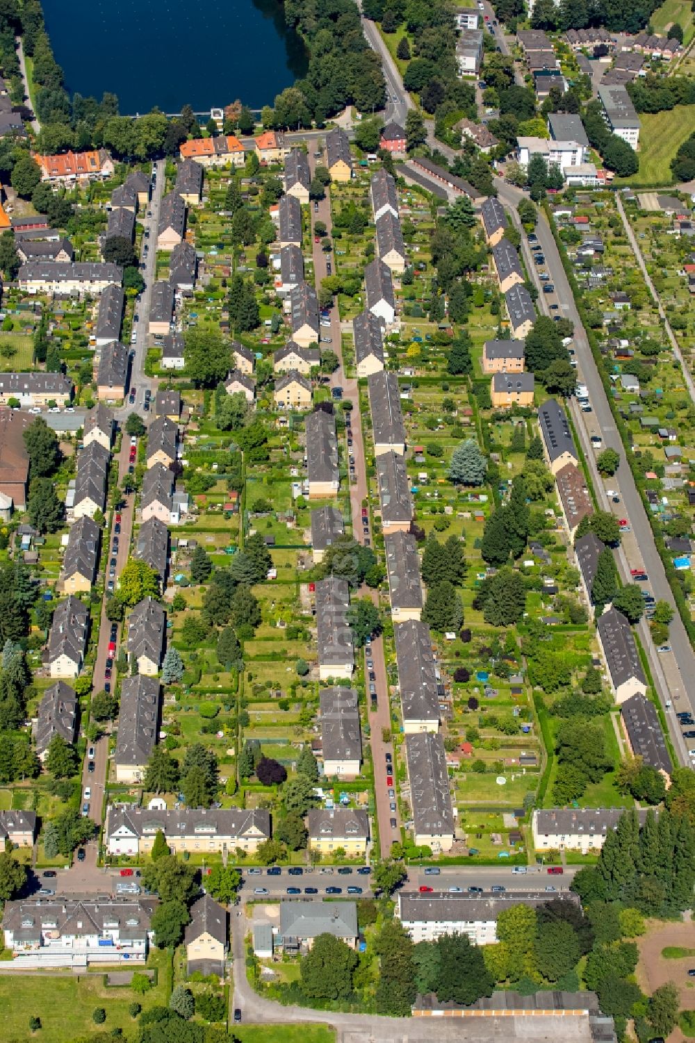 Luftaufnahme Duisburg - Wohngebiet der Mehrfamilienhaussiedlung Gartenstadt Wedau in Duisburg im Bundesland Nordrhein-Westfalen