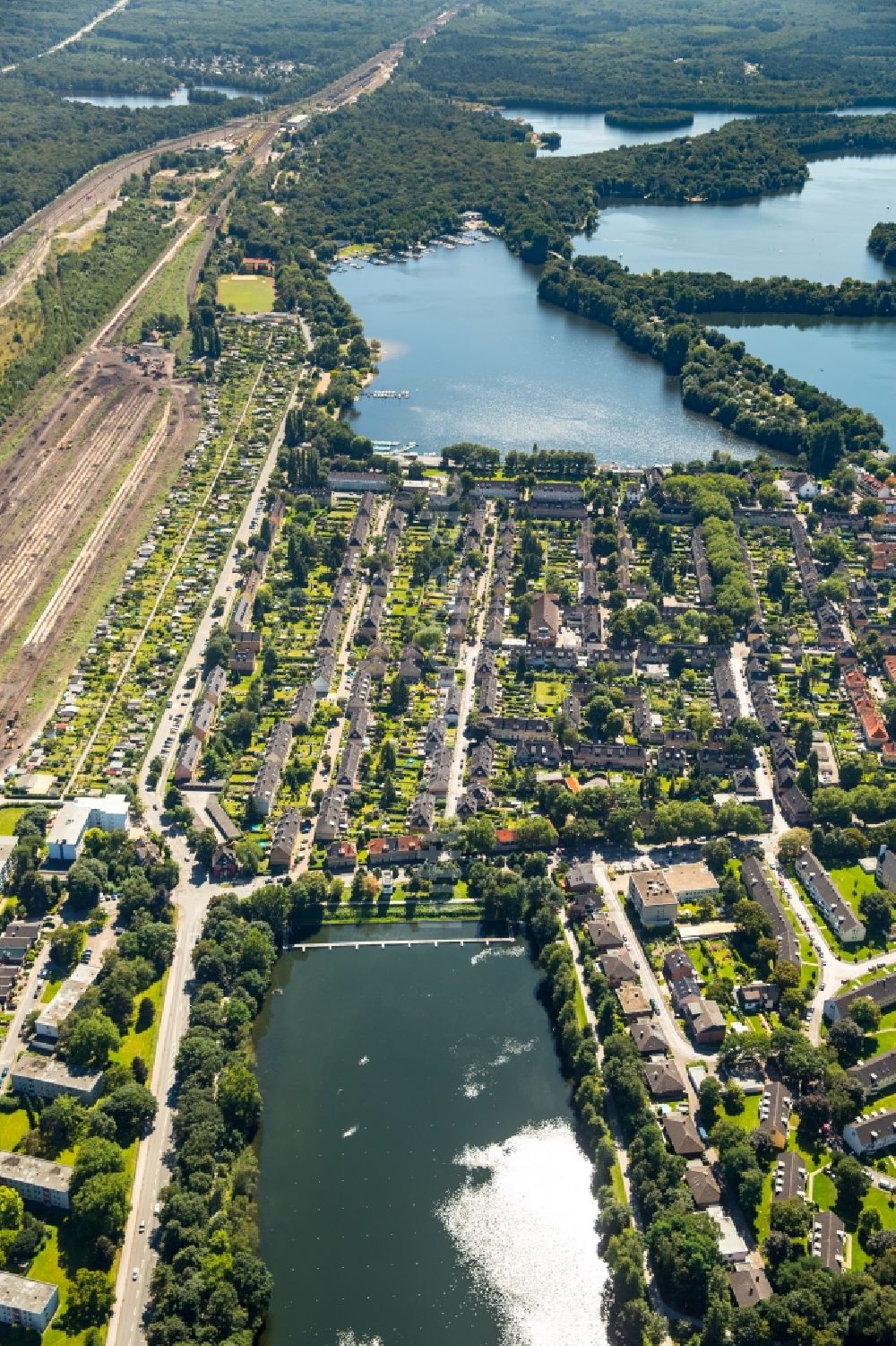 Luftaufnahme Duisburg - Wohngebiet der Mehrfamilienhaussiedlung Gartenstadt Wedau in Duisburg im Bundesland Nordrhein-Westfalen