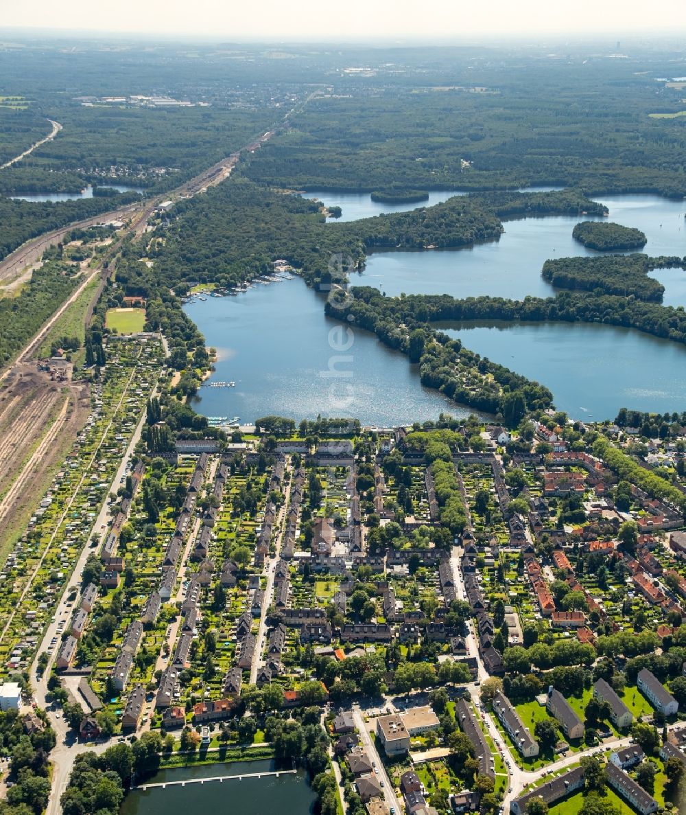 Duisburg von oben - Wohngebiet der Mehrfamilienhaussiedlung Gartenstadt Wedau in Duisburg im Bundesland Nordrhein-Westfalen