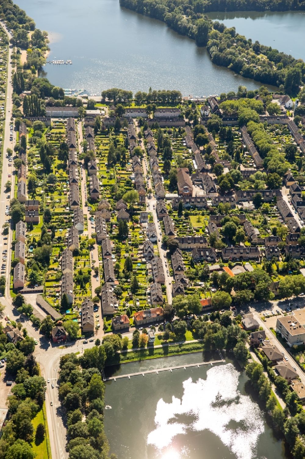 Duisburg von oben - Wohngebiet der Mehrfamilienhaussiedlung Gartenstadt Wedau in Duisburg im Bundesland Nordrhein-Westfalen