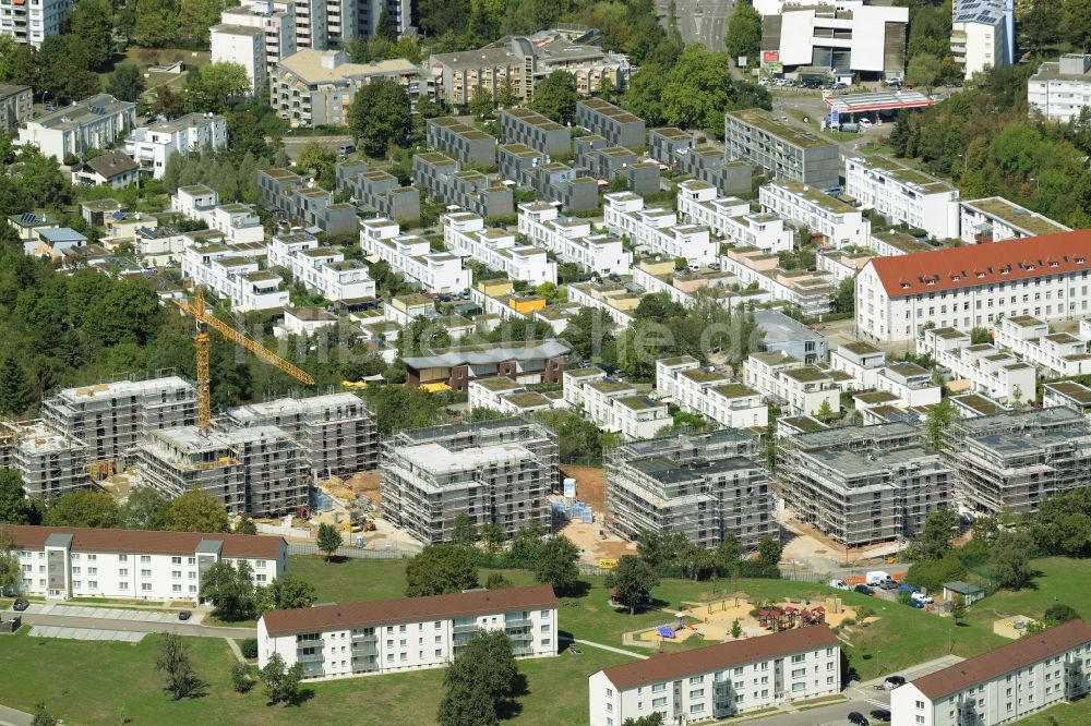 Stuttgart aus der Vogelperspektive: Wohngebiet einer Mehrfamilienhaussiedlung auf dem Gelände der ehemaligen Grenadierkaserne in Stuttgart- Rot im Bundesland Baden-Württemberg