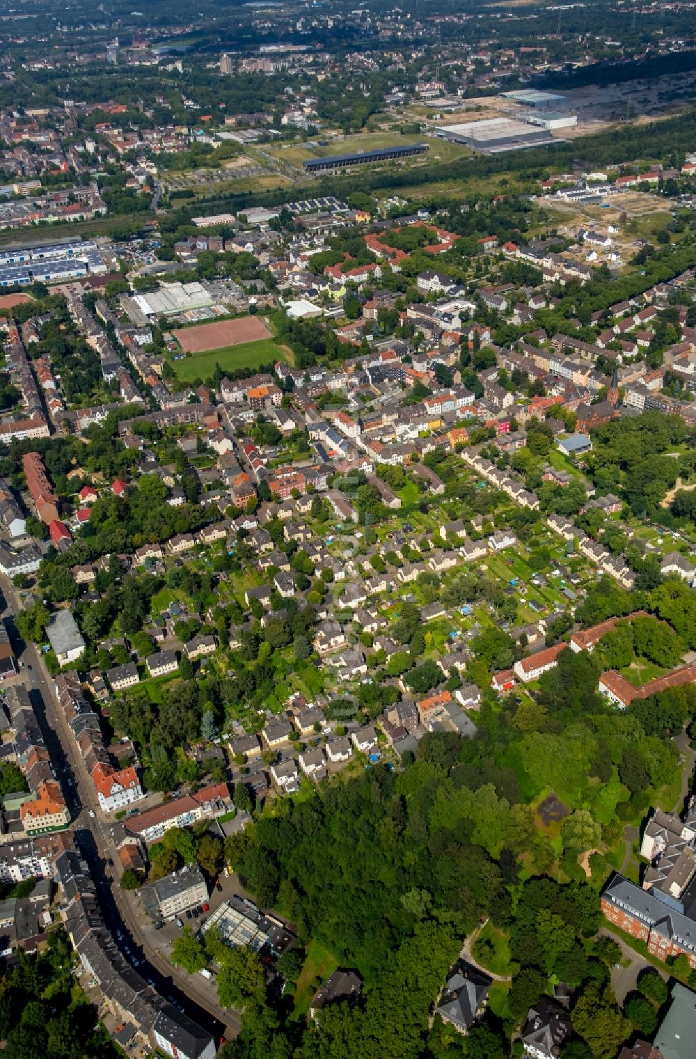 Luftaufnahme Gelsenkirchen - Wohngebiet einer Mehrfamilienhaussiedlung in Gelsenkirchen im Bundesland Nordrhein-Westfalen