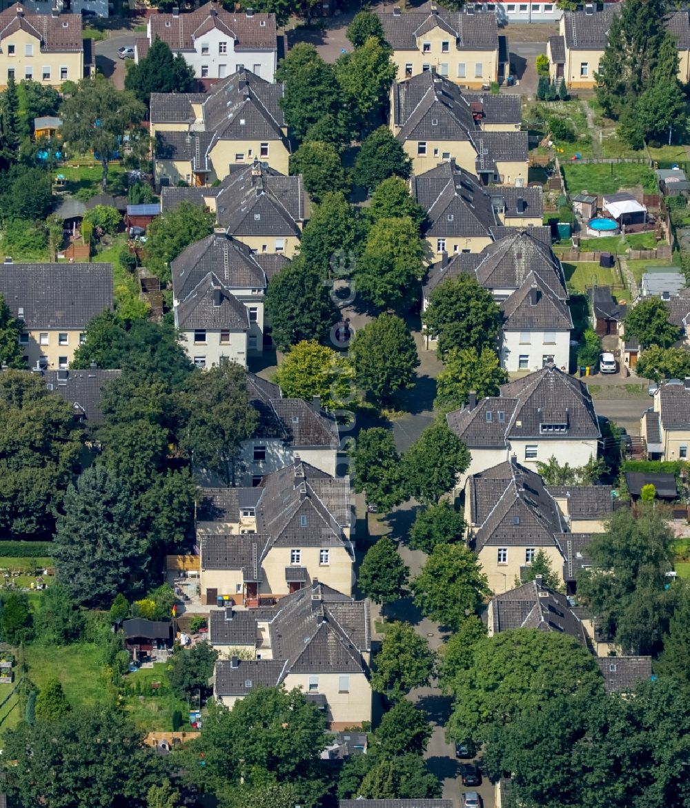 Gelsenkirchen von oben - Wohngebiet einer Mehrfamilienhaussiedlung in Gelsenkirchen im Bundesland Nordrhein-Westfalen