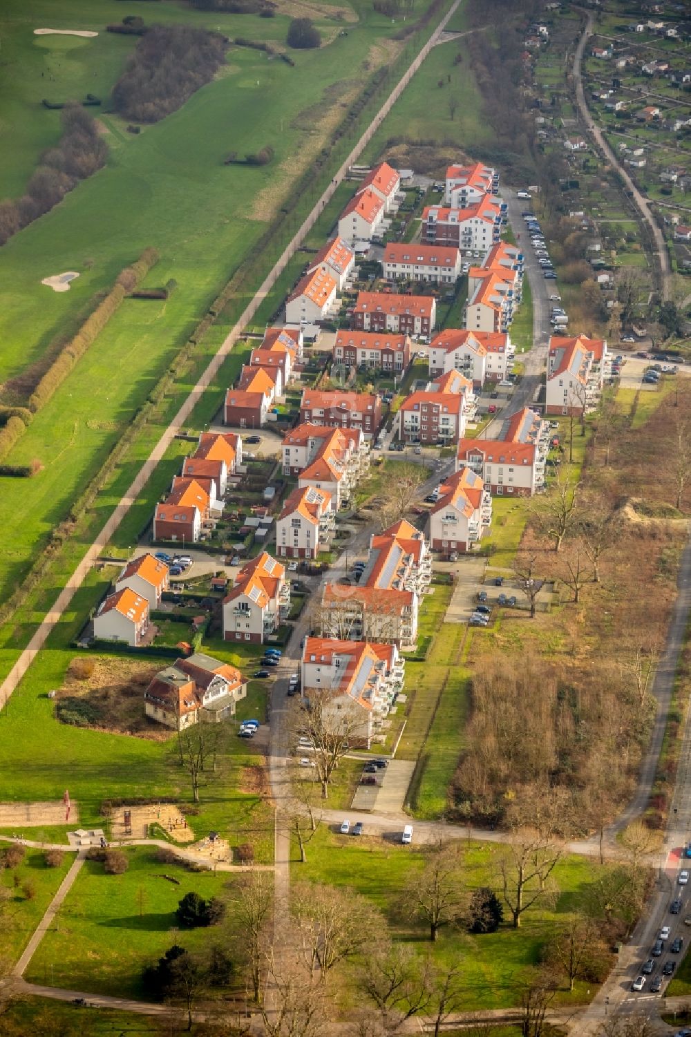 Gelsenkirchen von oben - Wohngebiet einer Mehrfamilienhaussiedlung in Gelsenkirchen im Bundesland Nordrhein-Westfalen