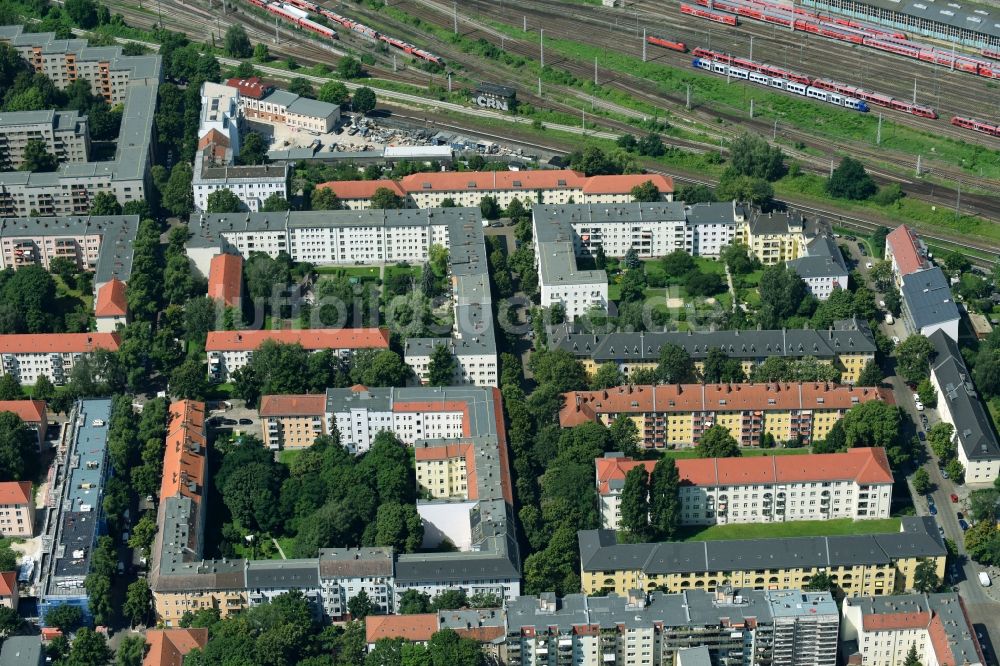 Luftaufnahme Berlin - Wohngebiet einer Mehrfamilienhaussiedlung Giselastraße - Eduardstraße - Sophienstraße - Eitelstraße - Weitlingstraße im Ortsteil Lichtenberg in Berlin, Deutschland