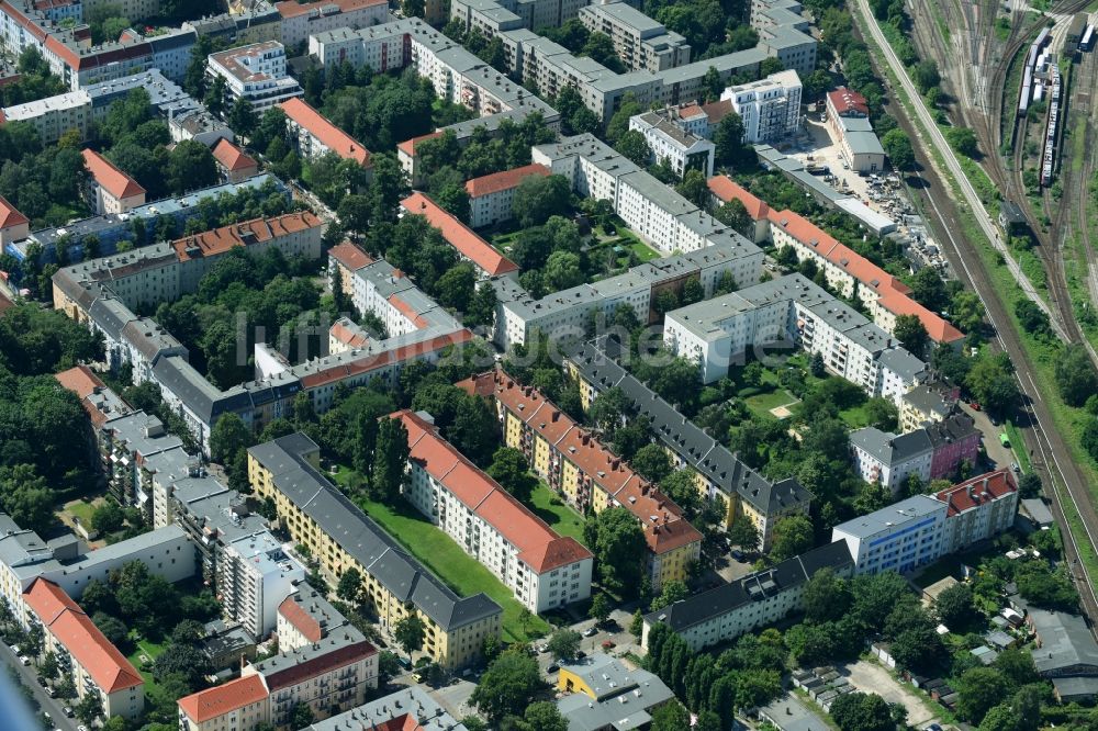 Luftbild Berlin - Wohngebiet einer Mehrfamilienhaussiedlung Giselastraße - Eduardstraße - Sophienstraße - Eitelstraße - Weitlingstraße im Ortsteil Lichtenberg in Berlin, Deutschland