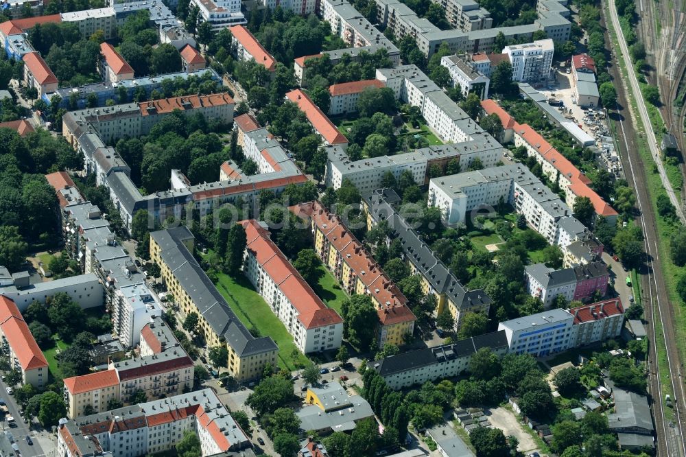 Luftaufnahme Berlin - Wohngebiet einer Mehrfamilienhaussiedlung Giselastraße - Eduardstraße - Sophienstraße - Eitelstraße - Weitlingstraße im Ortsteil Lichtenberg in Berlin, Deutschland