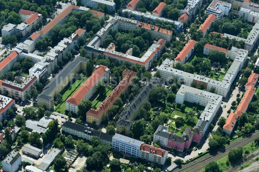 Berlin aus der Vogelperspektive: Wohngebiet einer Mehrfamilienhaussiedlung Giselastraße - Eduardstraße - Sophienstraße - Eitelstraße - Weitlingstraße im Ortsteil Lichtenberg in Berlin, Deutschland