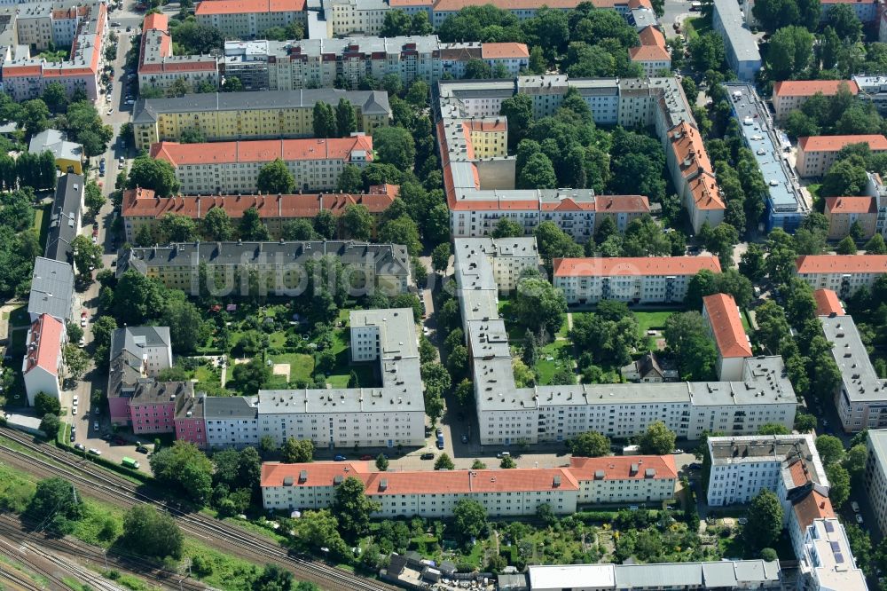 Luftaufnahme Berlin - Wohngebiet einer Mehrfamilienhaussiedlung Giselastraße - Eduardstraße - Sophienstraße - Eitelstraße - Weitlingstraße im Ortsteil Lichtenberg in Berlin, Deutschland