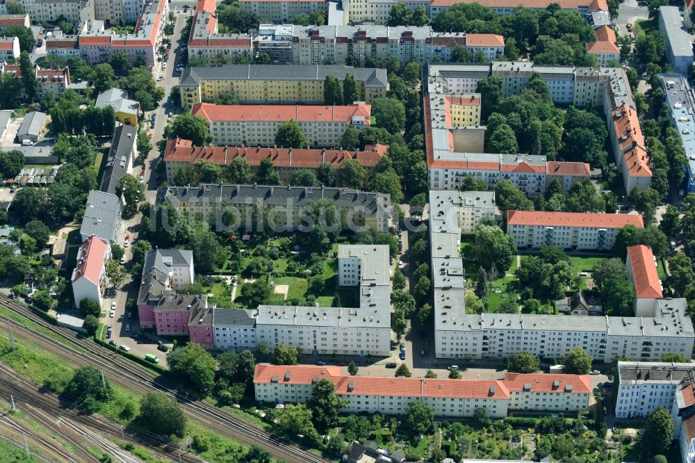 Berlin von oben - Wohngebiet einer Mehrfamilienhaussiedlung Giselastraße - Eduardstraße - Sophienstraße - Eitelstraße - Weitlingstraße im Ortsteil Lichtenberg in Berlin, Deutschland