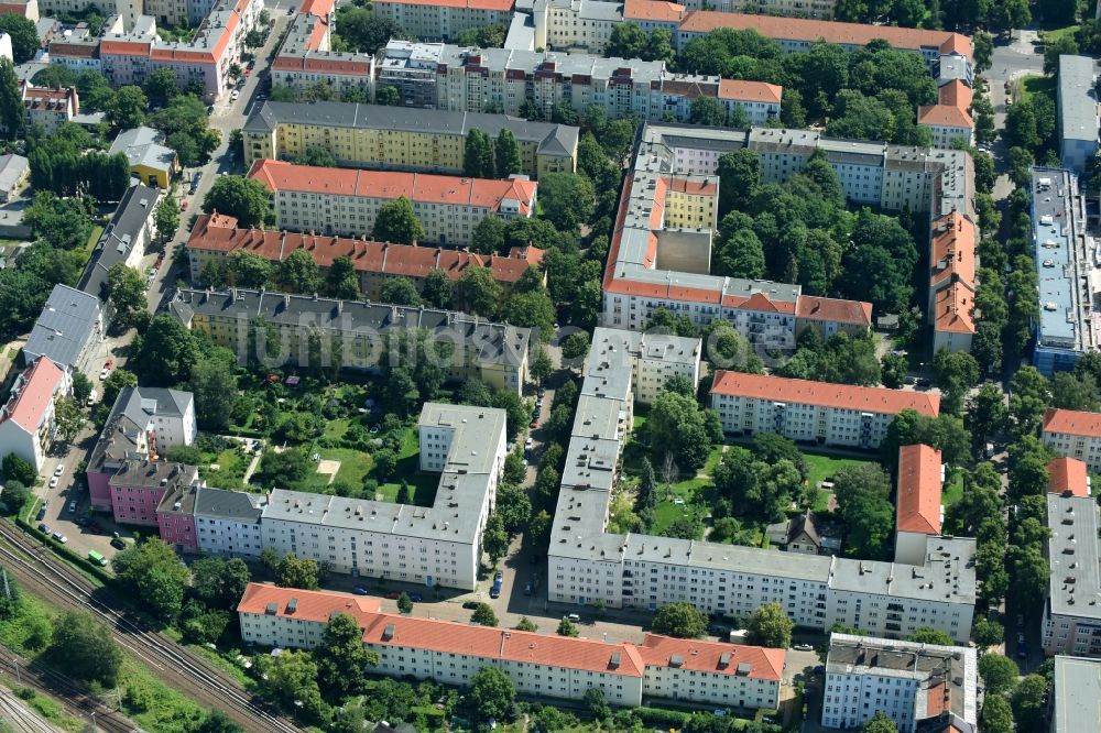 Berlin aus der Vogelperspektive: Wohngebiet einer Mehrfamilienhaussiedlung Giselastraße - Eduardstraße - Sophienstraße - Eitelstraße - Weitlingstraße im Ortsteil Lichtenberg in Berlin, Deutschland