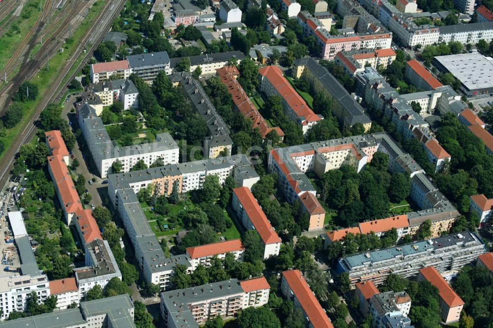 Luftaufnahme Berlin - Wohngebiet einer Mehrfamilienhaussiedlung Giselastraße - Eduardstraße - Sophienstraße - Eitelstraße - Weitlingstraße im Ortsteil Lichtenberg in Berlin, Deutschland