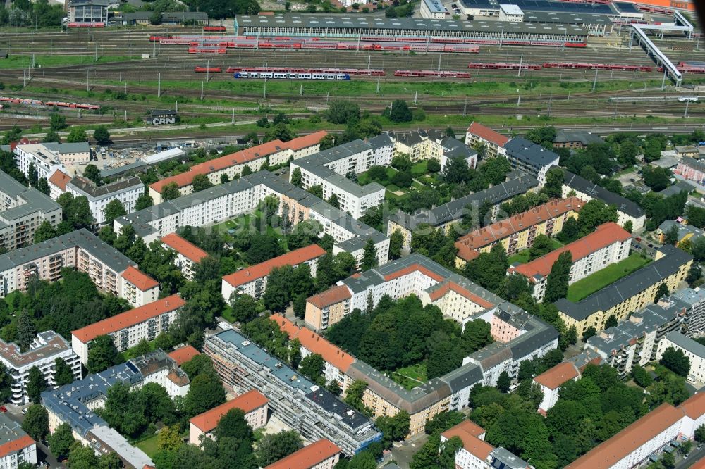 Berlin aus der Vogelperspektive: Wohngebiet einer Mehrfamilienhaussiedlung Giselastraße - Eduardstraße - Sophienstraße - Eitelstraße - Weitlingstraße im Ortsteil Lichtenberg in Berlin, Deutschland