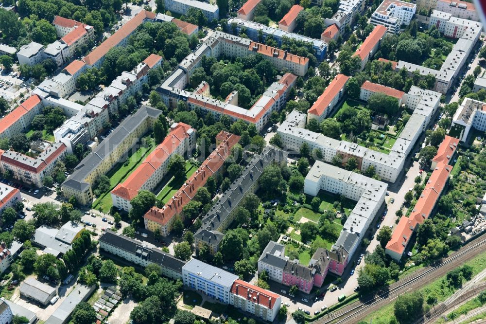 Luftbild Berlin - Wohngebiet einer Mehrfamilienhaussiedlung Giselastraße - Eduardstraße - Sophienstraße - Eitelstraße - Weitlingstraße im Ortsteil Lichtenberg in Berlin, Deutschland