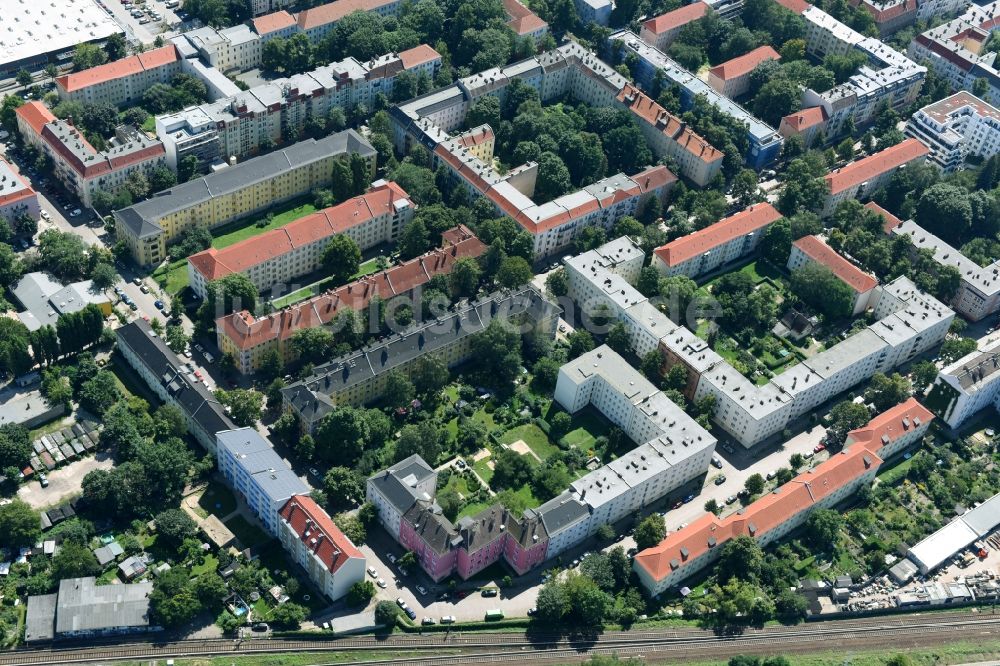 Luftaufnahme Berlin - Wohngebiet einer Mehrfamilienhaussiedlung Giselastraße - Eduardstraße - Sophienstraße - Eitelstraße - Weitlingstraße im Ortsteil Lichtenberg in Berlin, Deutschland