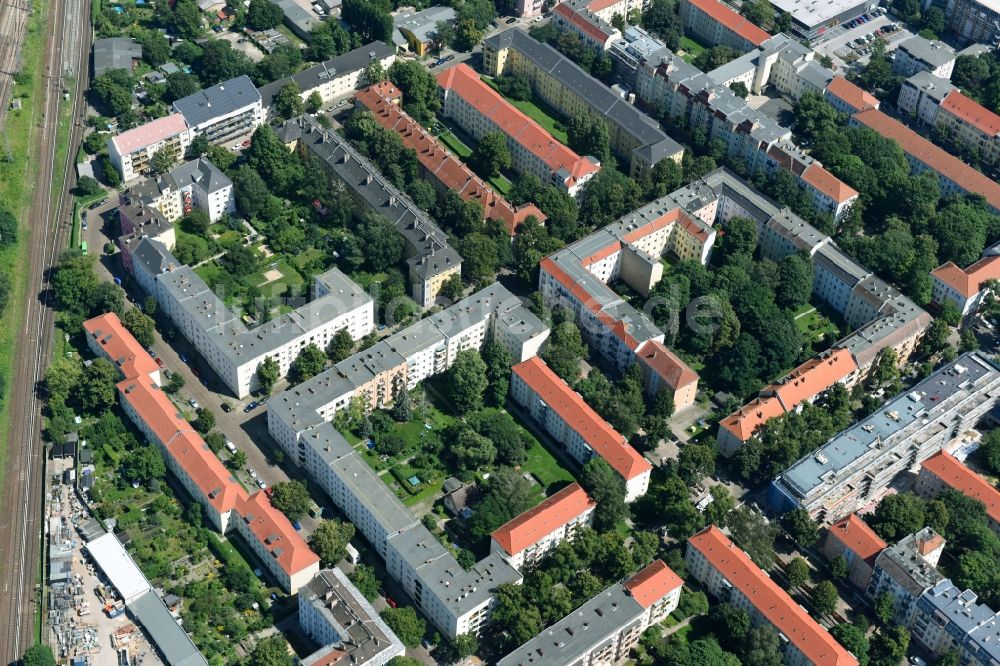 Berlin aus der Vogelperspektive: Wohngebiet einer Mehrfamilienhaussiedlung Giselastraße - Eduardstraße - Sophienstraße - Eitelstraße - Weitlingstraße im Ortsteil Lichtenberg in Berlin, Deutschland