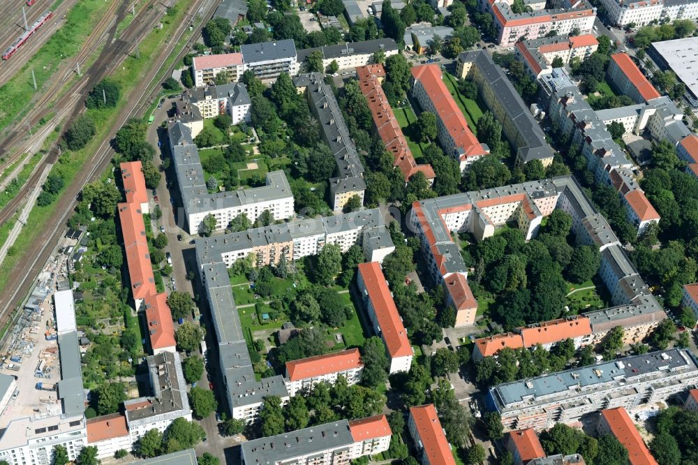 Luftbild Berlin - Wohngebiet einer Mehrfamilienhaussiedlung Giselastraße - Eduardstraße - Sophienstraße - Eitelstraße - Weitlingstraße im Ortsteil Lichtenberg in Berlin, Deutschland