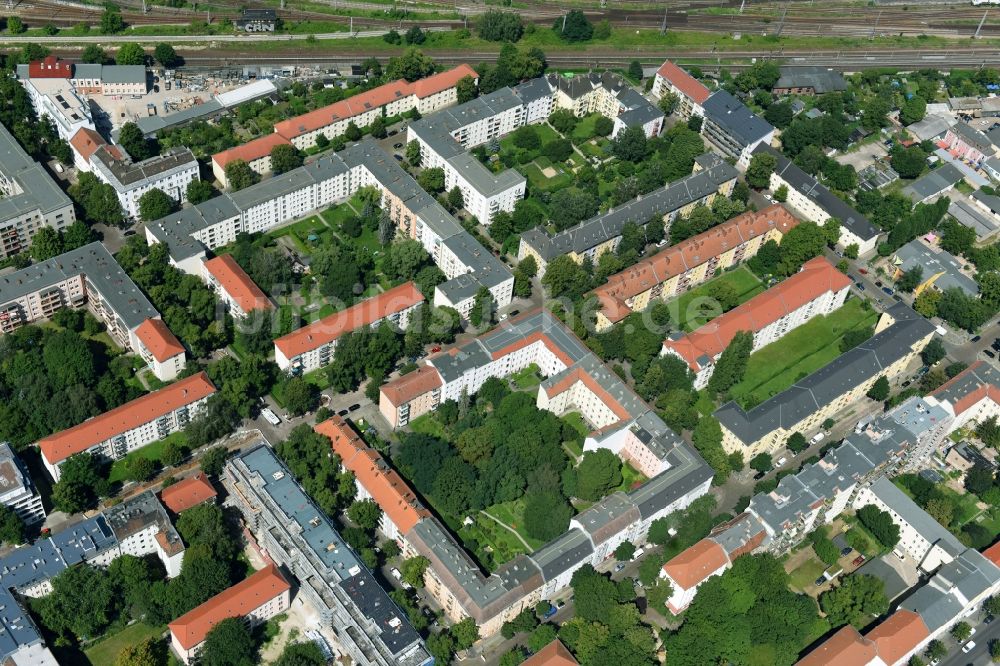 Berlin aus der Vogelperspektive: Wohngebiet einer Mehrfamilienhaussiedlung Giselastraße - Eduardstraße - Sophienstraße - Eitelstraße - Weitlingstraße im Ortsteil Lichtenberg in Berlin, Deutschland