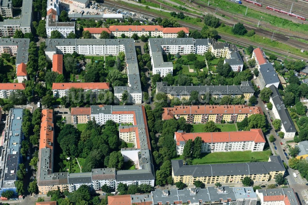 Luftbild Berlin - Wohngebiet einer Mehrfamilienhaussiedlung Giselastraße - Eduardstraße - Sophienstraße - Eitelstraße - Weitlingstraße im Ortsteil Lichtenberg in Berlin, Deutschland