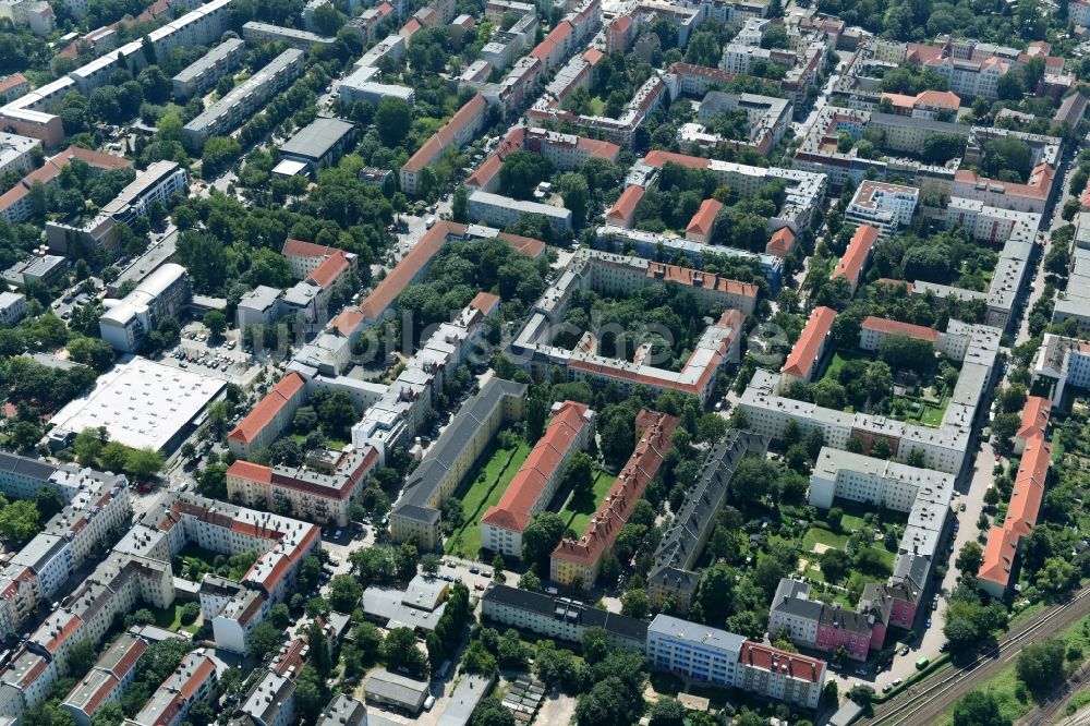 Berlin aus der Vogelperspektive: Wohngebiet einer Mehrfamilienhaussiedlung Giselastraße - Eduardstraße - Sophienstraße - Eitelstraße - Weitlingstraße im Ortsteil Lichtenberg in Berlin, Deutschland