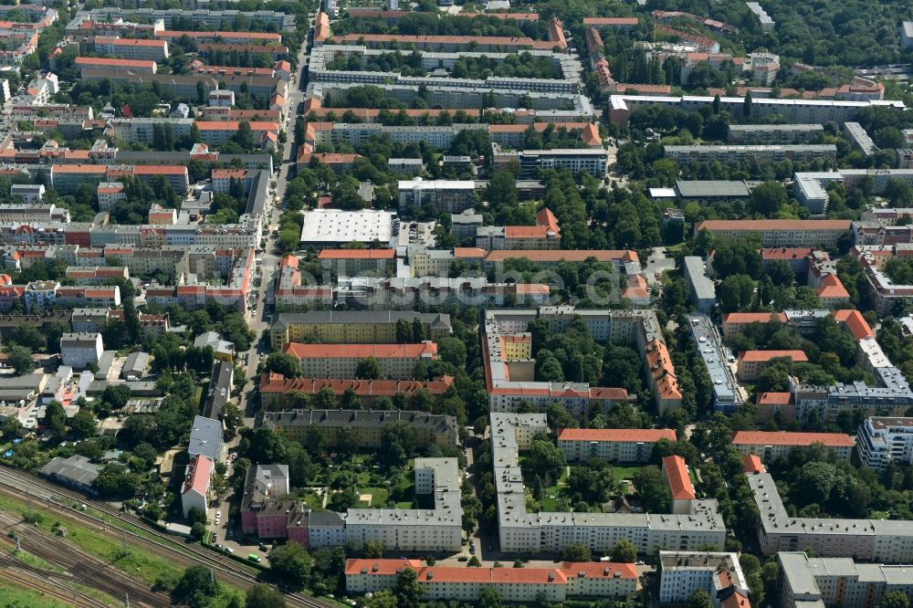 Luftaufnahme Berlin - Wohngebiet einer Mehrfamilienhaussiedlung Giselastraße - Eduardstraße - Sophienstraße - Eitelstraße - Weitlingstraße im Ortsteil Lichtenberg in Berlin, Deutschland