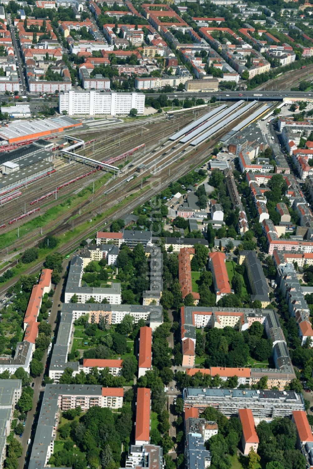 Luftaufnahme Berlin - Wohngebiet einer Mehrfamilienhaussiedlung Giselastraße - Eduardstraße - Sophienstraße - Eitelstraße - Weitlingstraße im Ortsteil Lichtenberg in Berlin, Deutschland