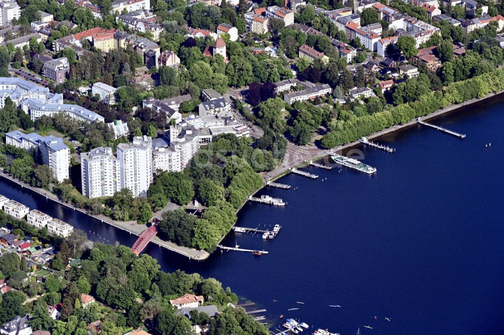 Luftbild Berlin - Wohngebiet der Mehrfamilienhaussiedlung am Greenwichpromenade Tegeler See in Berlin, Deutschland