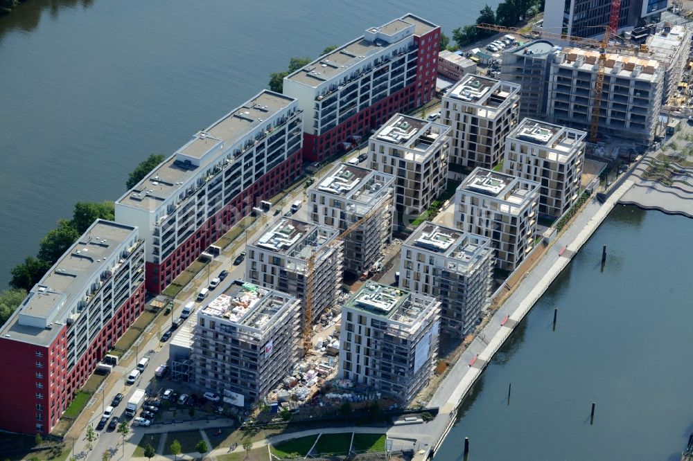 Offenbach am Main von oben - Wohngebiet der Mehrfamilienhaussiedlung auf der Hafeninsel des Main in Offenbach am Main im Bundesland Hessen, Deutschland