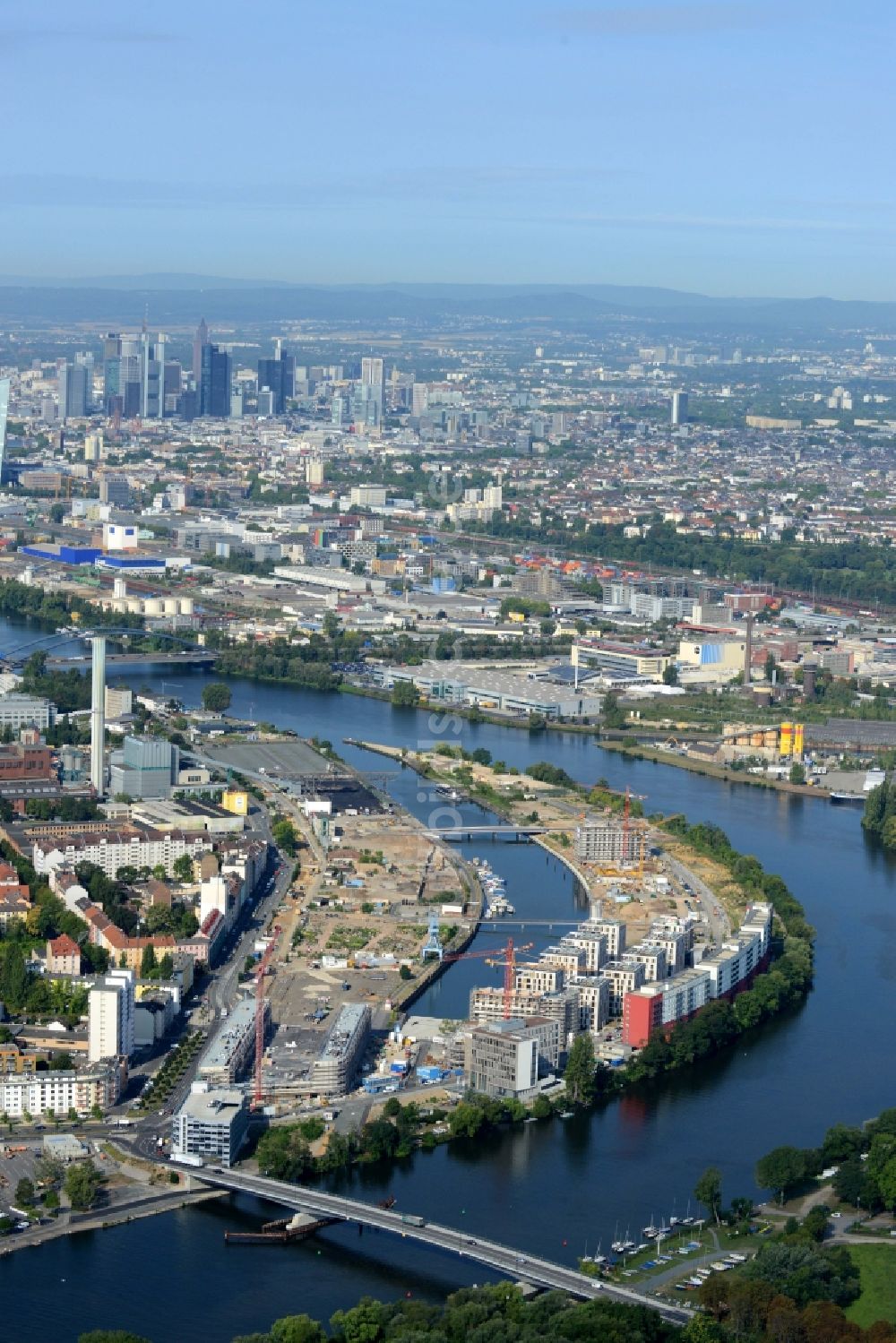 Offenbach am Main von oben - Wohngebiet der Mehrfamilienhaussiedlung auf der Hafeninsel des Main in Offenbach am Main im Bundesland Hessen, Deutschland