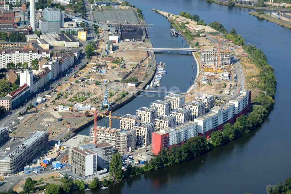 Luftaufnahme Offenbach am Main - Wohngebiet der Mehrfamilienhaussiedlung auf der Hafeninsel des Main in Offenbach am Main im Bundesland Hessen, Deutschland