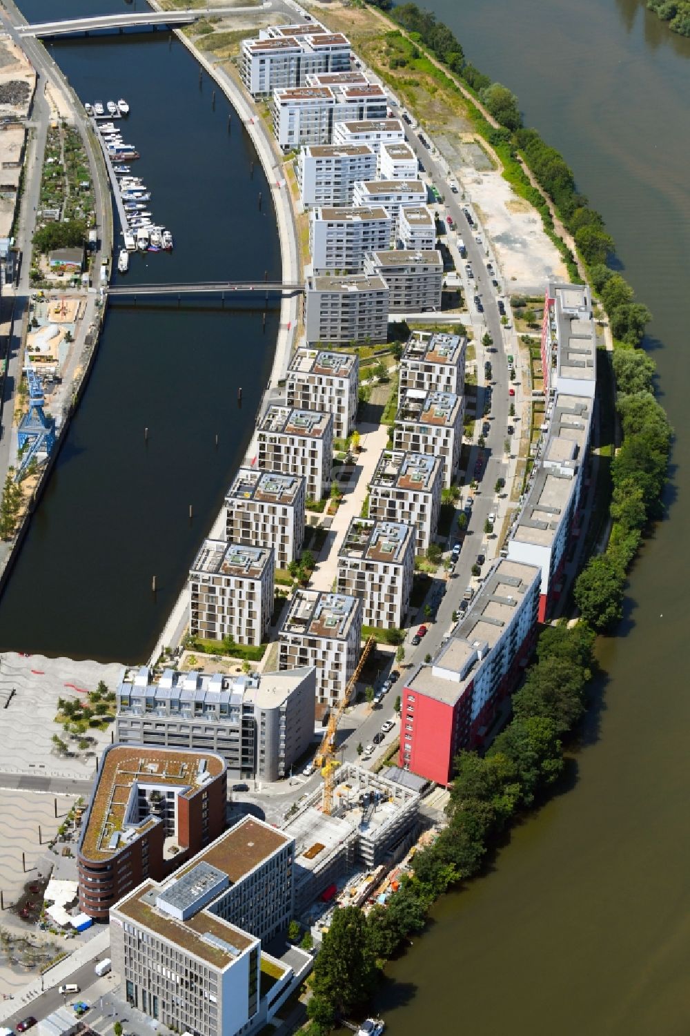 Luftaufnahme Offenbach am Main - Wohngebiet der Mehrfamilienhaussiedlung auf der Hafeninsel des Main in Offenbach am Main im Bundesland Hessen, Deutschland