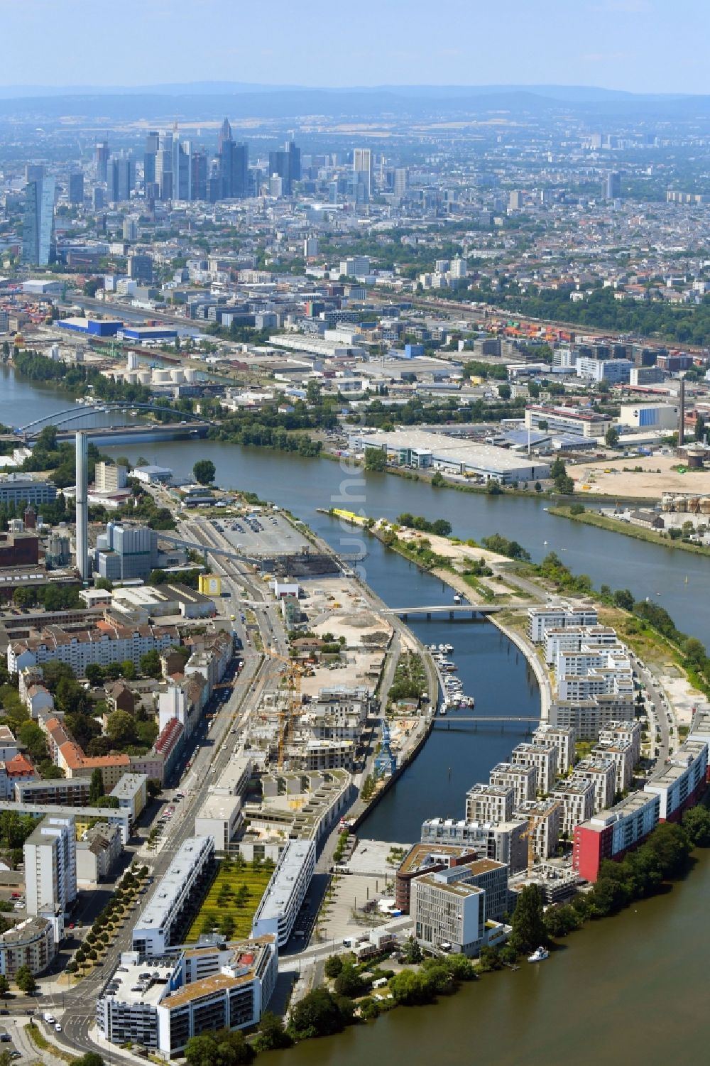 Luftbild Offenbach am Main - Wohngebiet der Mehrfamilienhaussiedlung auf der Hafeninsel des Main in Offenbach am Main im Bundesland Hessen, Deutschland