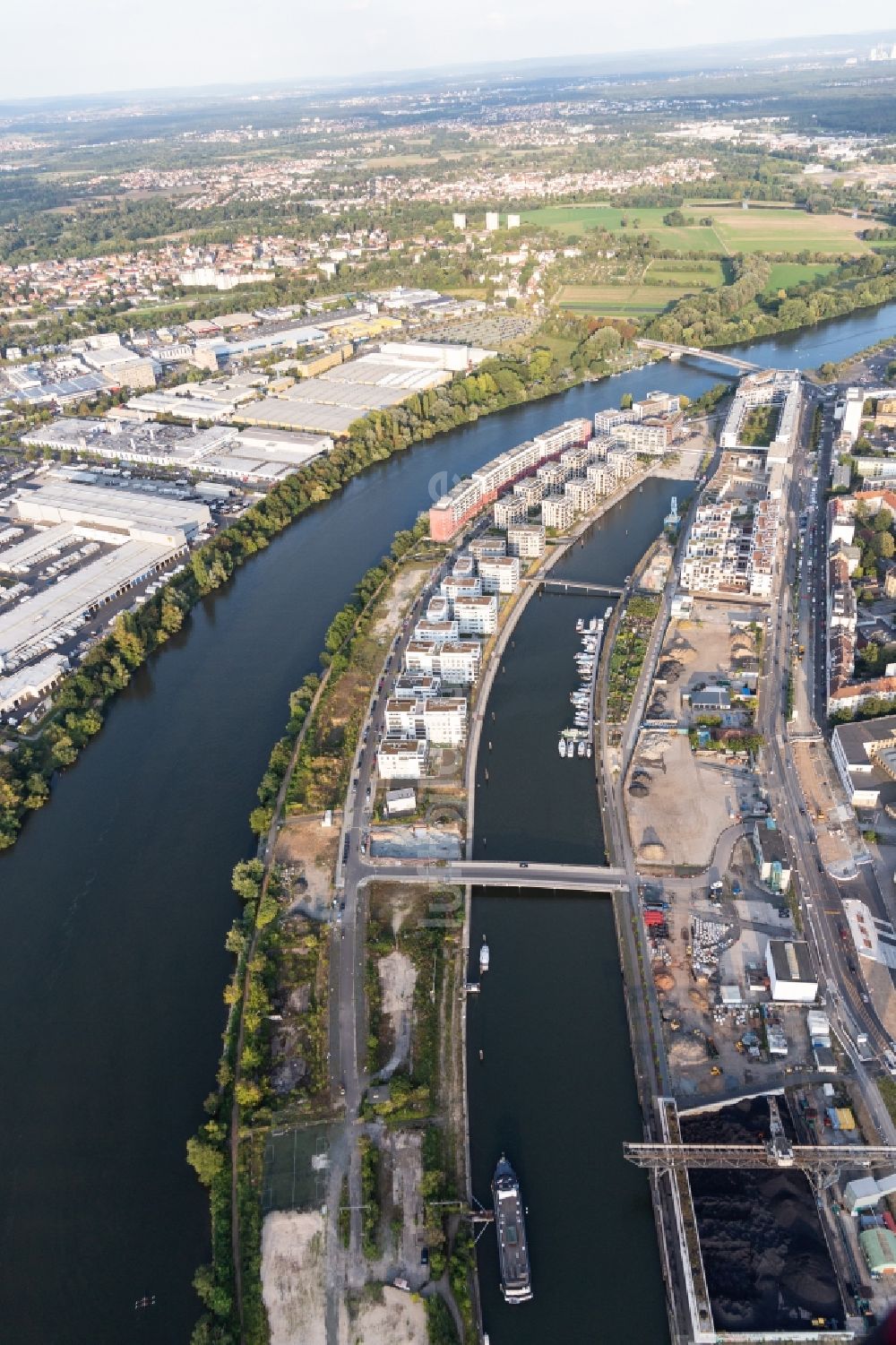 Luftbild Offenbach am Main - Wohngebiet der Mehrfamilienhaussiedlung auf der Hafeninsel des Main in Offenbach am Main im Bundesland Hessen, Deutschland