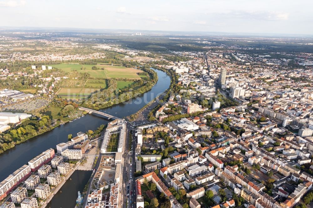 Offenbach am Main aus der Vogelperspektive: Wohngebiet der Mehrfamilienhaussiedlung auf der Hafeninsel des Main in Offenbach am Main im Bundesland Hessen, Deutschland