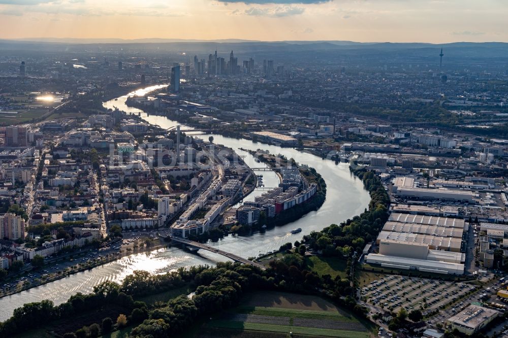 Offenbach am Main von oben - Wohngebiet der Mehrfamilienhaussiedlung auf der Hafeninsel des Main in Offenbach am Main im Bundesland Hessen, Deutschland