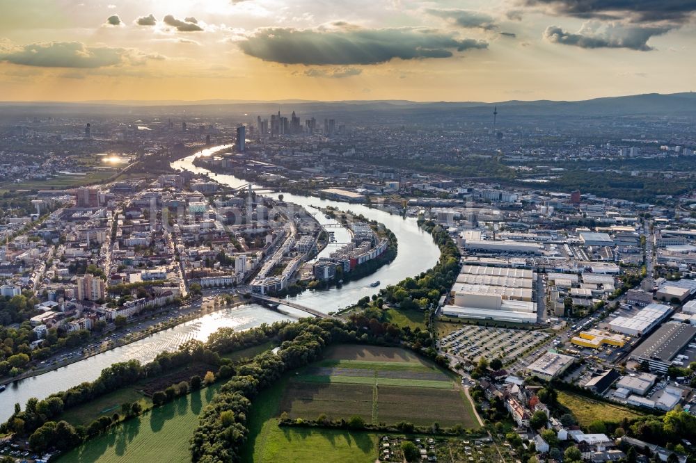 Offenbach am Main aus der Vogelperspektive: Wohngebiet der Mehrfamilienhaussiedlung auf der Hafeninsel des Main in Offenbach am Main im Bundesland Hessen, Deutschland