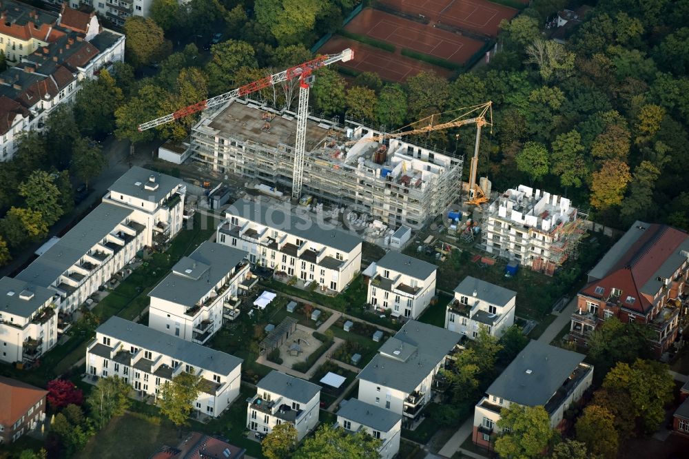 Berlin aus der Vogelperspektive: Wohngebiet einer Mehrfamilienhaussiedlung Hannemannstraße - Riesestraße im Stadtteil Neukölln in Berlin