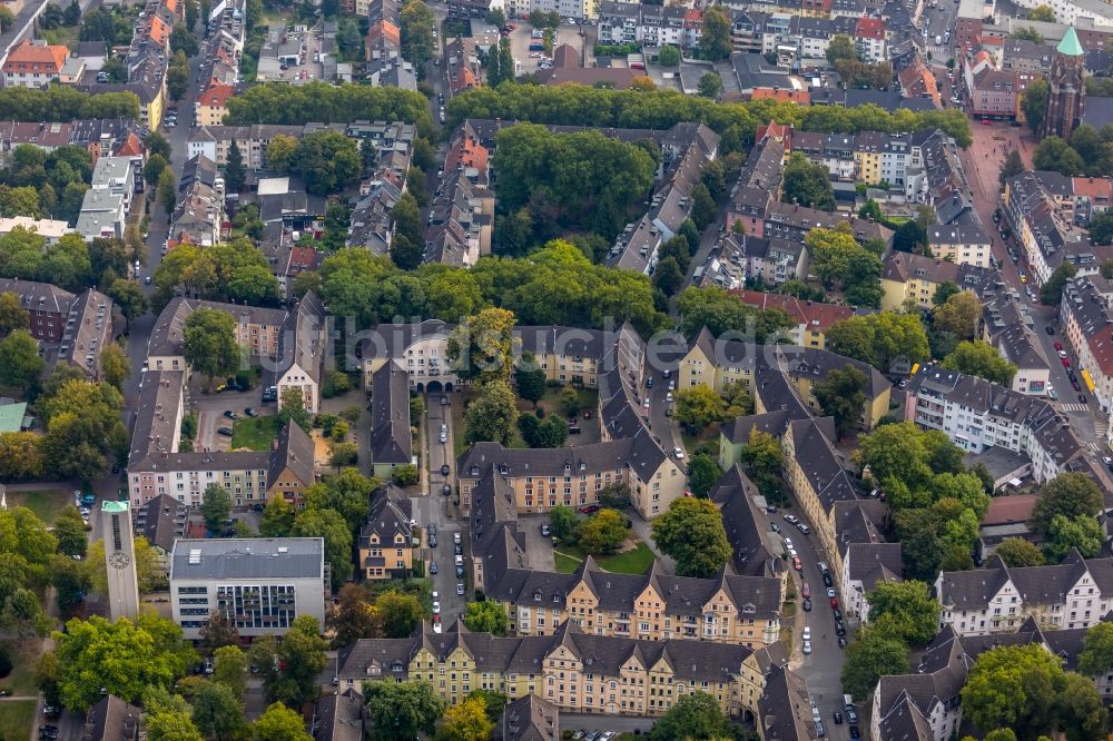 Essen aus der Vogelperspektive: Wohngebiet der Mehrfamilienhaussiedlung am Hartmannplatz in Essen im Bundesland Nordrhein-Westfalen, Deutschland